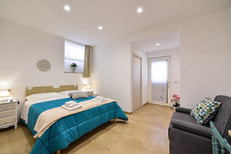Camera da letto moderna e luminosa con ingresso indipendente
