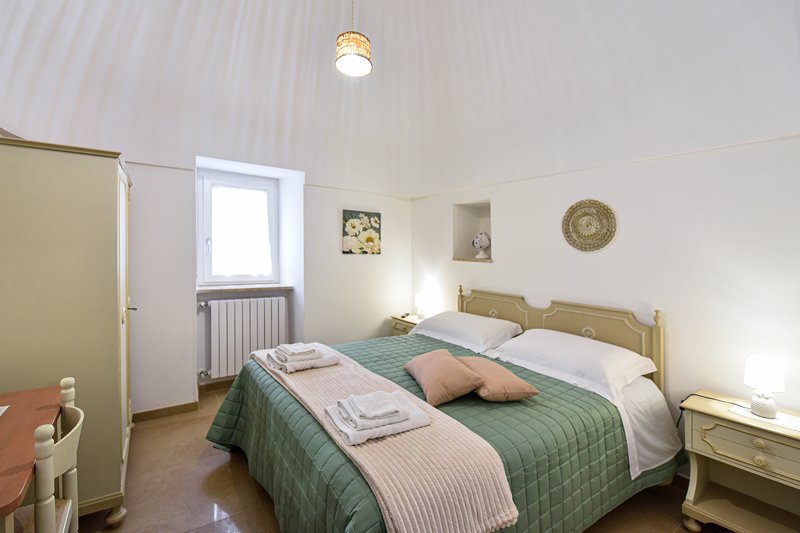 Soffitto a volta in pietra originale del Trullo con letto matrimoniale