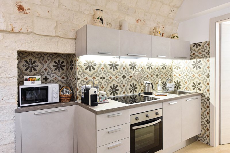 Cucina moderna completamente attrezzata con maioliche pugliesi