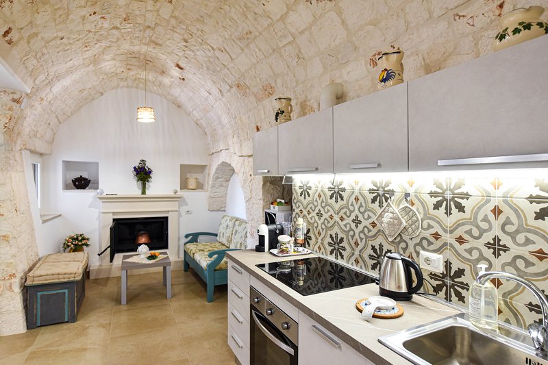 Cucina open space luminosa in ambiente storico ristrutturato