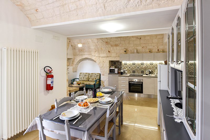 Tavolo da pranzo in cucina sotto le volte in pietra