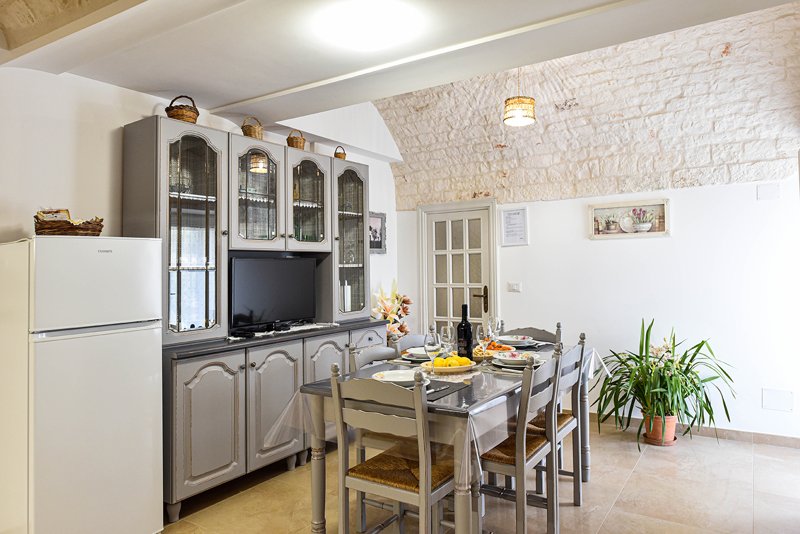 Zona living con pareti in pietra a vista e arredi rustici