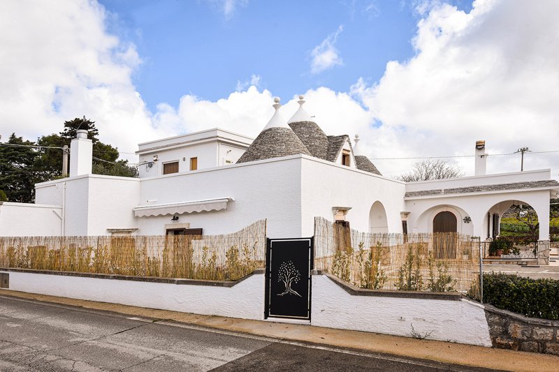 Facciata principale del trullo pugliese in pietra a vista
