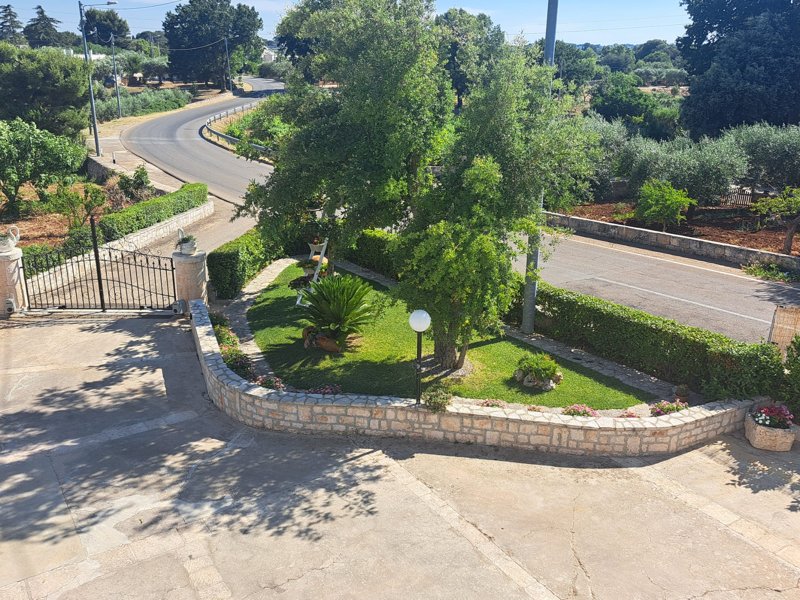 Panoramica aerea del giardino e dell'ingresso della dimora